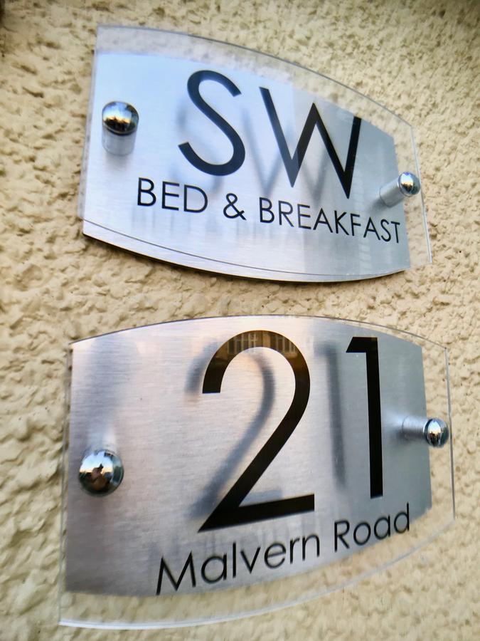 Sw Bed & Breakfast Суиндон Экстерьер фото