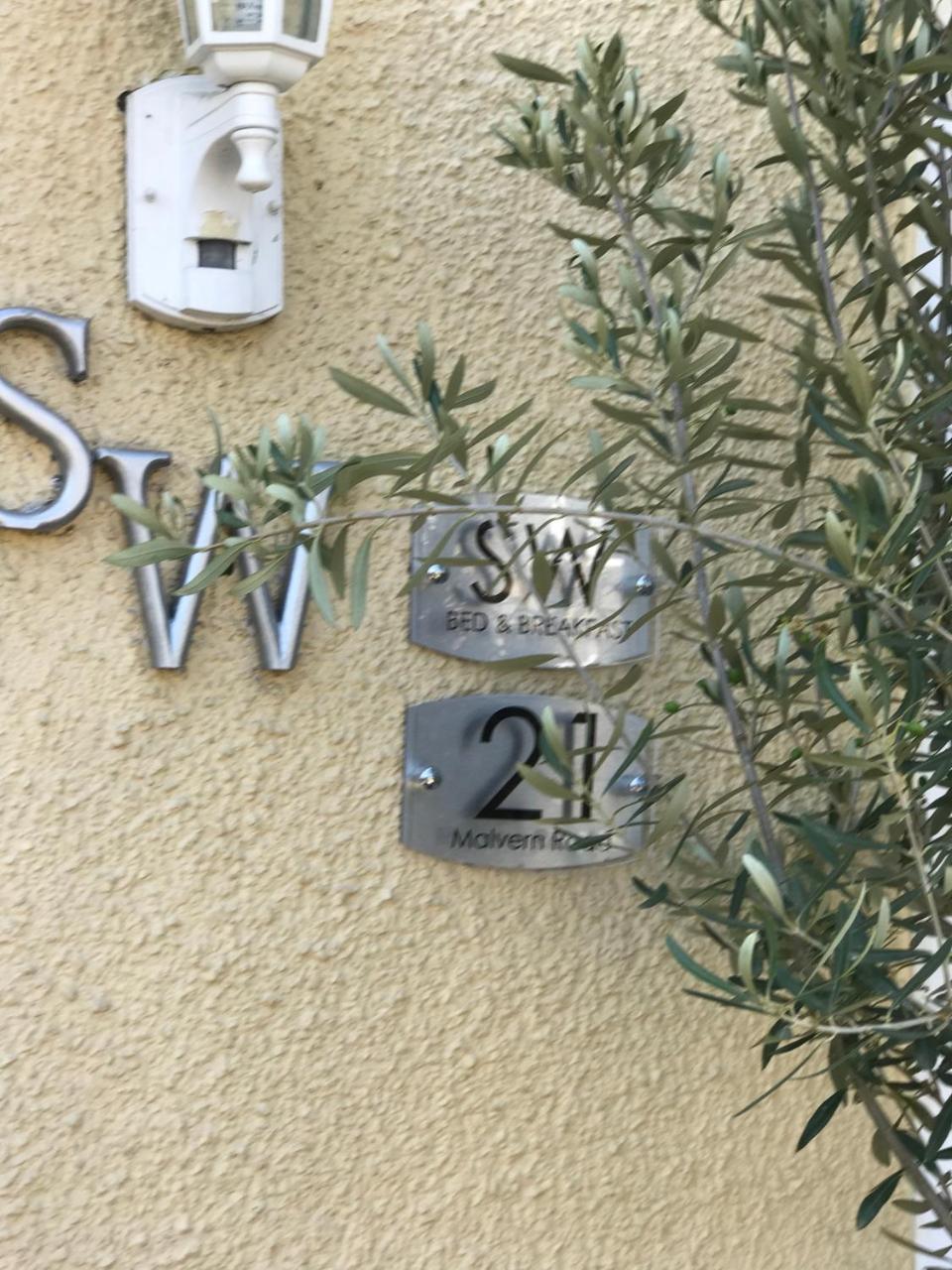 Sw Bed & Breakfast Суиндон Экстерьер фото