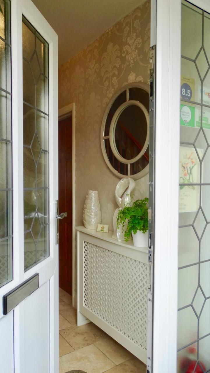 Sw Bed & Breakfast Суиндон Экстерьер фото
